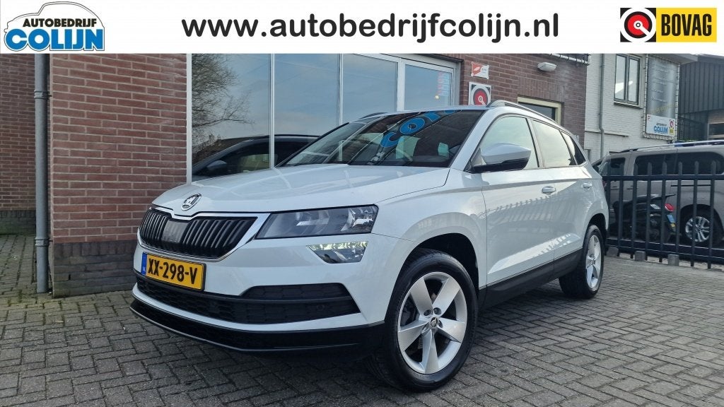 Skoda Karoq 1.5 TSI ACT Ambition Business, Metallic, BTW, Pa, Auto's, Dealer onderhouden, 4 cilinders, 150 pk, Wit