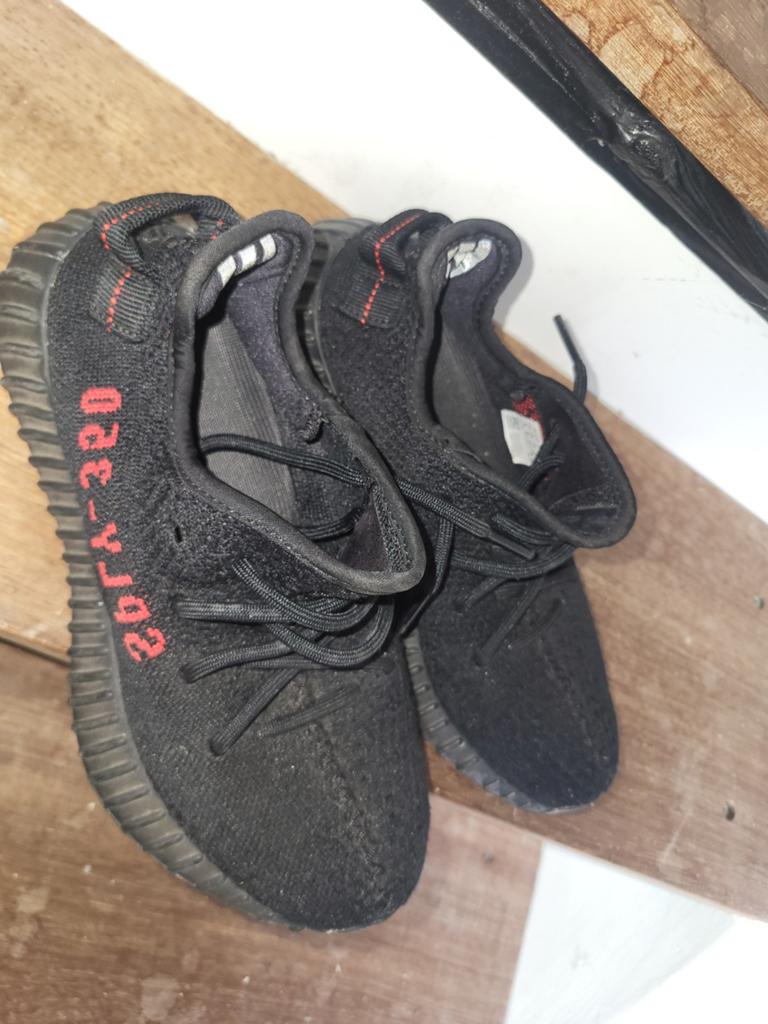 Adidas Yeezy Boost 350 V2 Core Black Red, Kleding | Heren, Schoenen, Ophalen of Verzenden, Zwart