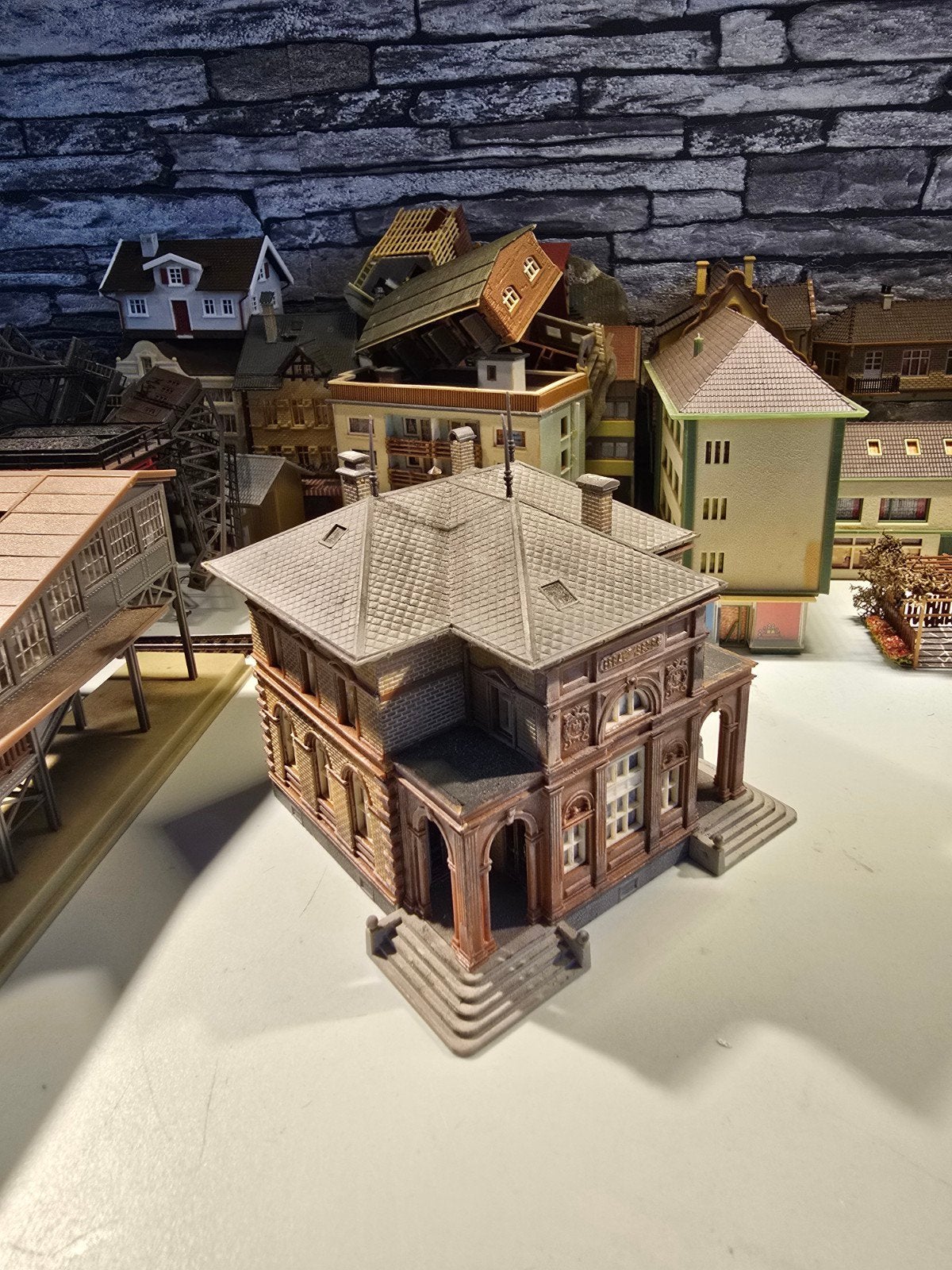 mooi gebouw hotel N spoor modeltrein 1:160, Overige merken, Gebruikt, Gelijkstroom of Wisselstroom, Brug, Tunnel of Gebouw