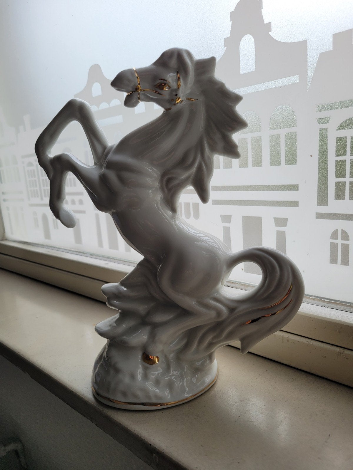 Wit porseleinen paard beeldje met gouden accenten, Ophalen