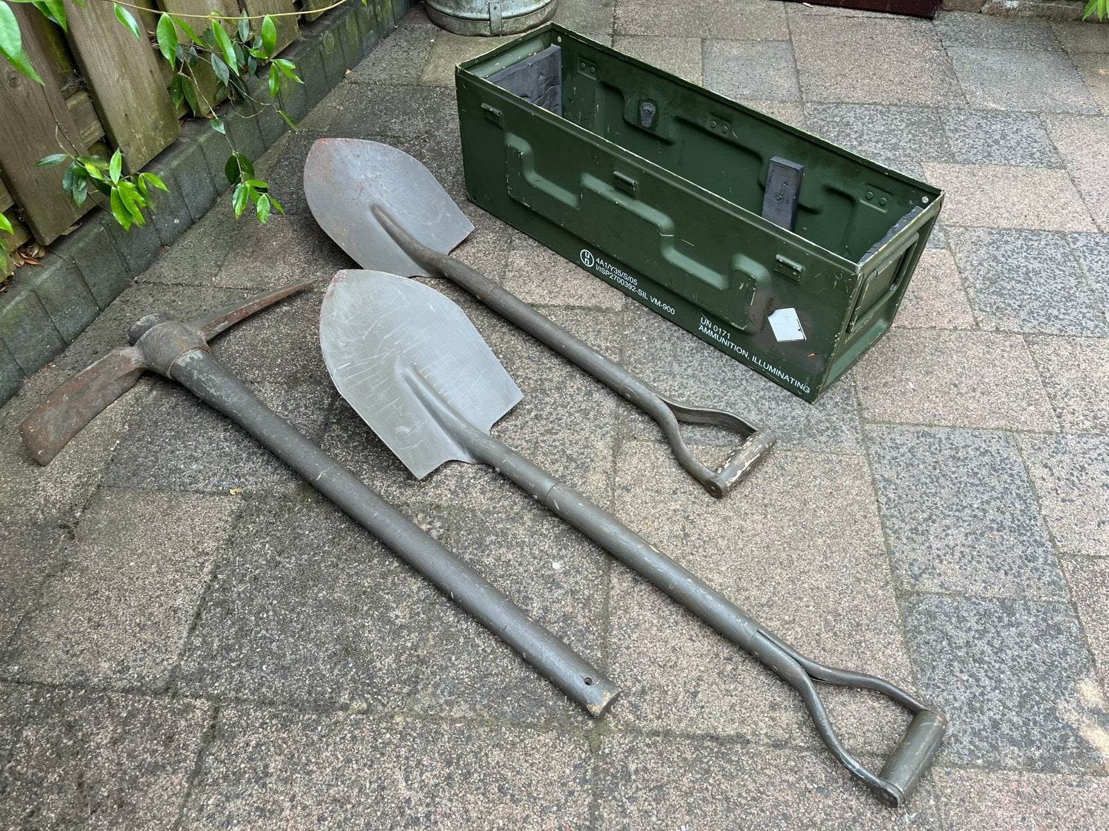 Militaire Munitiekist met scheppen en houweel legervoertuig, Ophalen, Gebruikt, Gereedschapsopslag