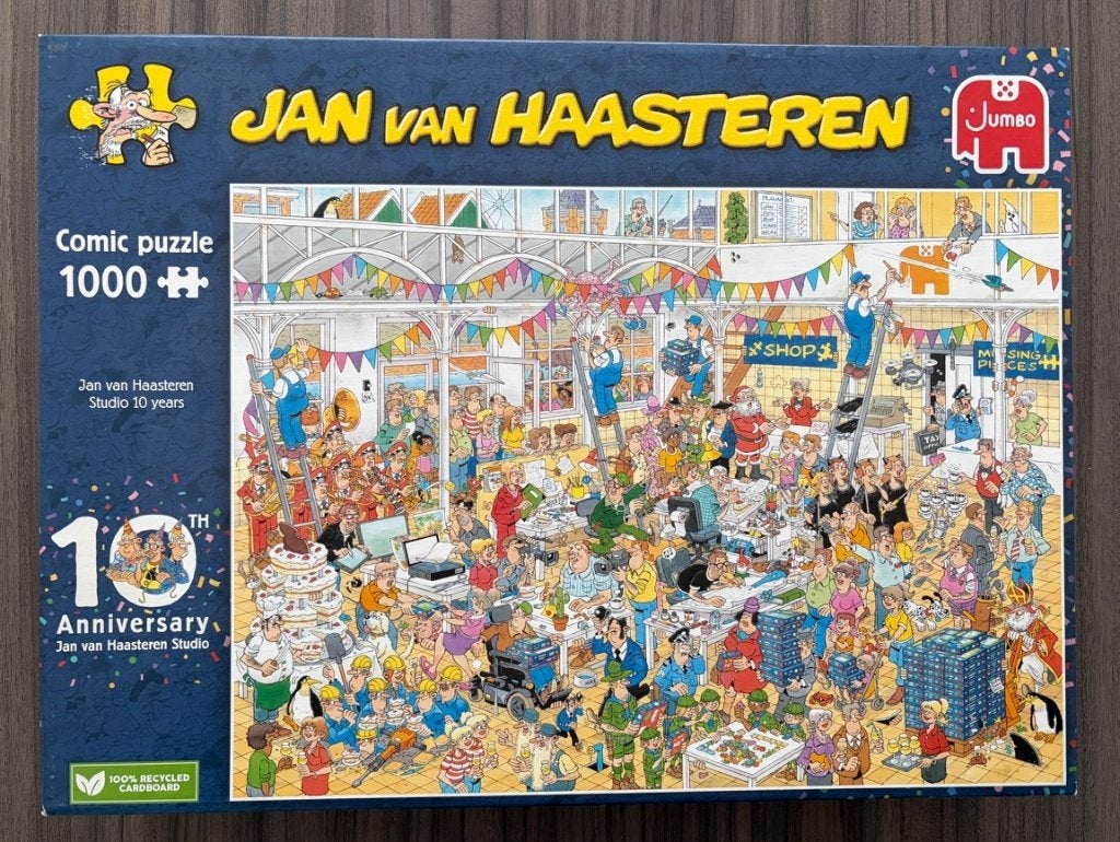 Jan van Haasteren - Studio 10 Years - 1000 stukjes, Hobby en Vrije tijd, Denksport en Puzzels, Ophalen of Verzenden, 500 t/m 1500 stukjes