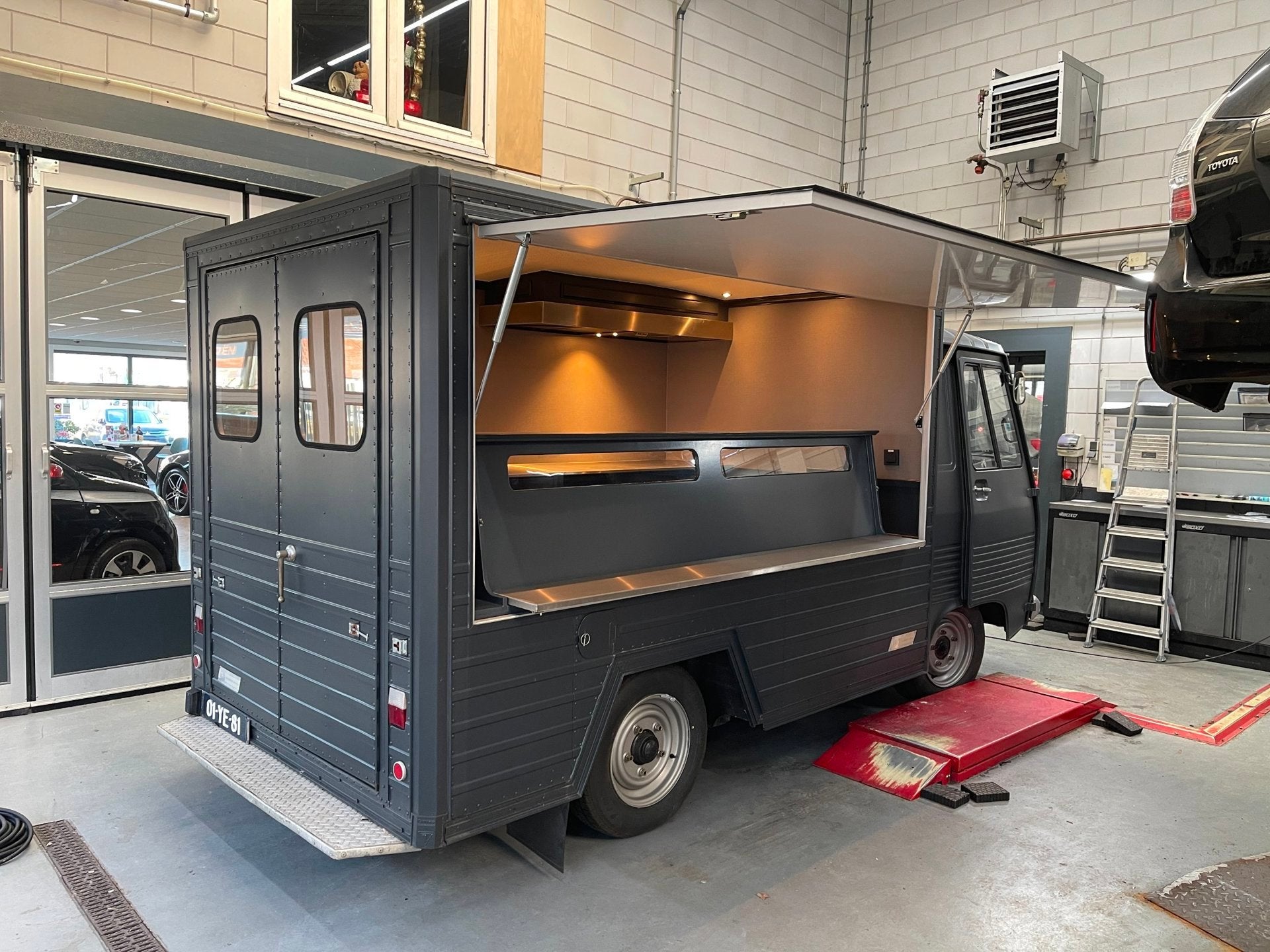 Peugeot J7 FOODTRUCK Volledig gerestaureerd/gereviseerd Benz, Auto's, Bestelauto's, Achterwielaandrijving, Gebruikt, 4 cilinders