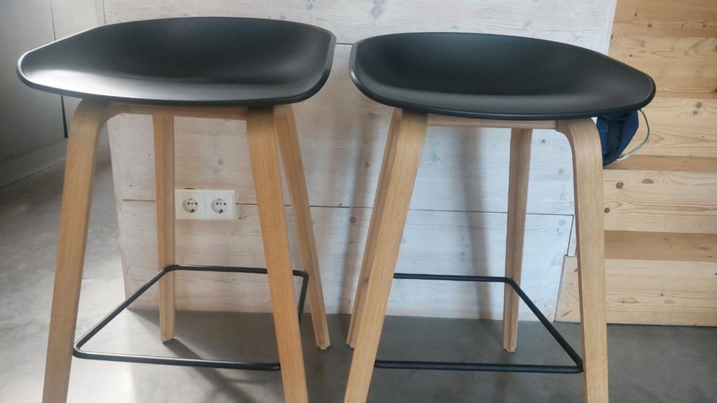 HAY About a Stool AAS 32 barkruk H65 Black 2.0 gelakt eiken, Huis en Inrichting, Barkrukken, Ophalen, Hout, Met voetsteun, Zo goed als nieuw