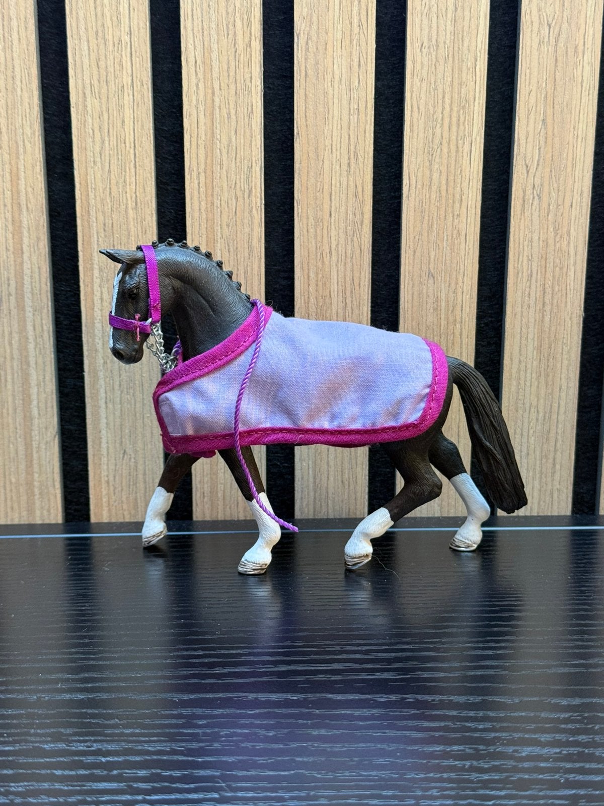 Schleich Hannoveraan merrie zwart, met accessoires, Ophalen of Verzenden, Zo goed als nieuw, Paard, Beeldje of Figuurtje