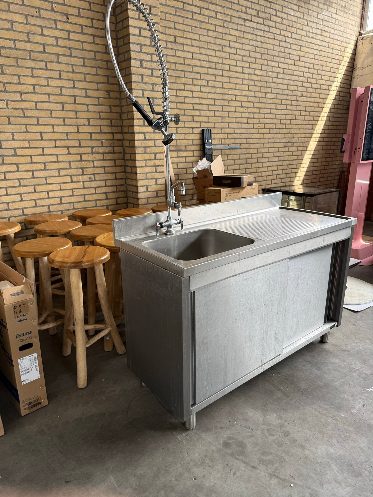 Horeca RVS wastafel met kraan - Slechts 6 maanden gebruikt, Ophalen of Verzenden, Gebruikt, RVS Meubilair