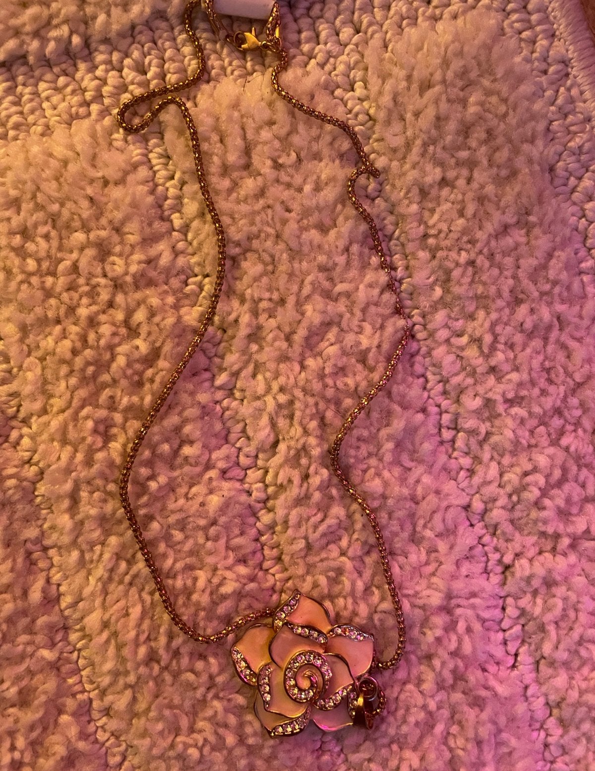 Gouden ketting met roze bloem hanger en kristallen, Nieuw, Ophalen of Verzenden, Goud, Overige materialen
