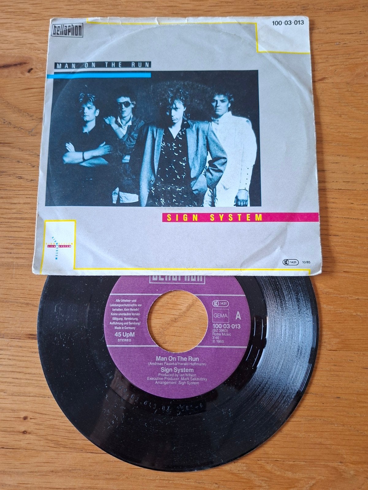 Sign System - Man On The Run (1985) 7 inch single, Gebruikt, 7 inch, Ophalen of Verzenden, Pop