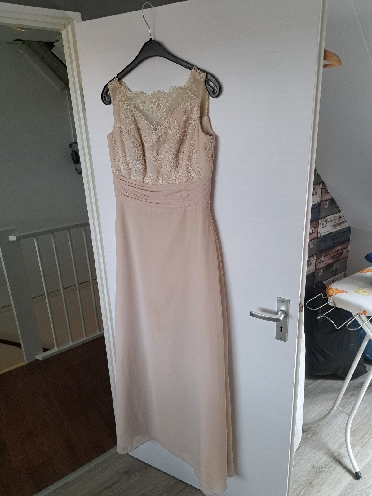 Champagne kleurige jurk met kant, Ophalen of Verzenden, Zo goed als nieuw, Beige, Overige typen