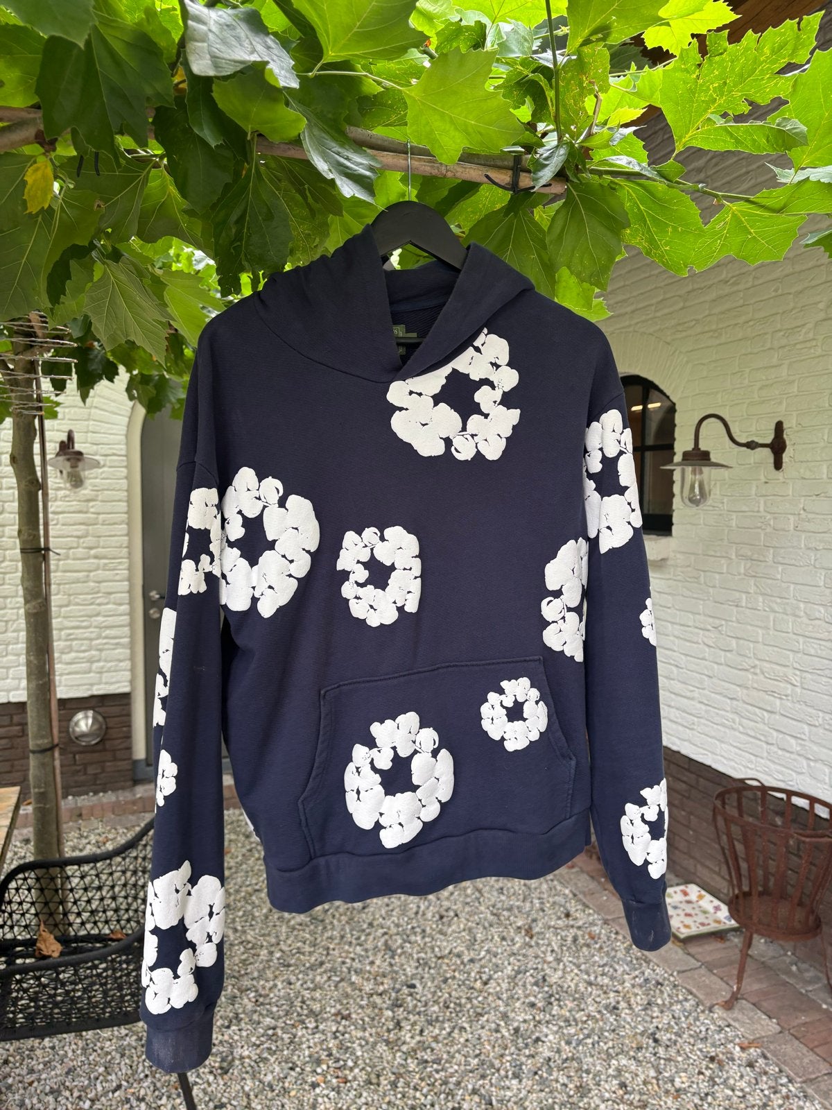 Denim Tears donkerblauwe hoodie met witte bloemenprint L, Verzenden, Gedragen, Maat 52/54 (L), Blauw