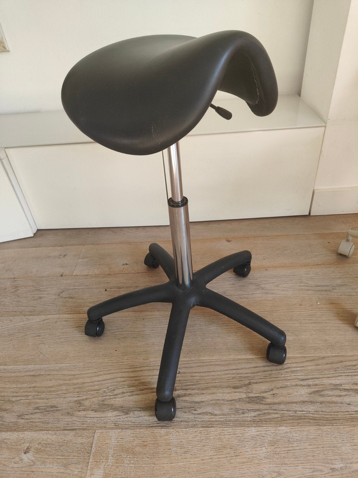 Zwarte ergonomische zadelkruk op wielen, Gebruikt, Zwart, Ophalen of Verzenden, Bureaukruk