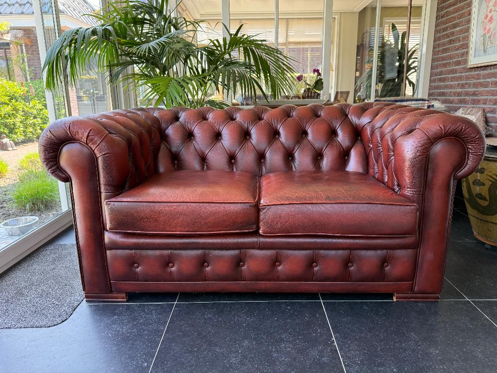 Originele Chesterfield 2-zits bank – nagenoeg nieuw, Huis en Inrichting, Ophalen, 150 tot 200 cm, Tweepersoons, Zo goed als nieuw