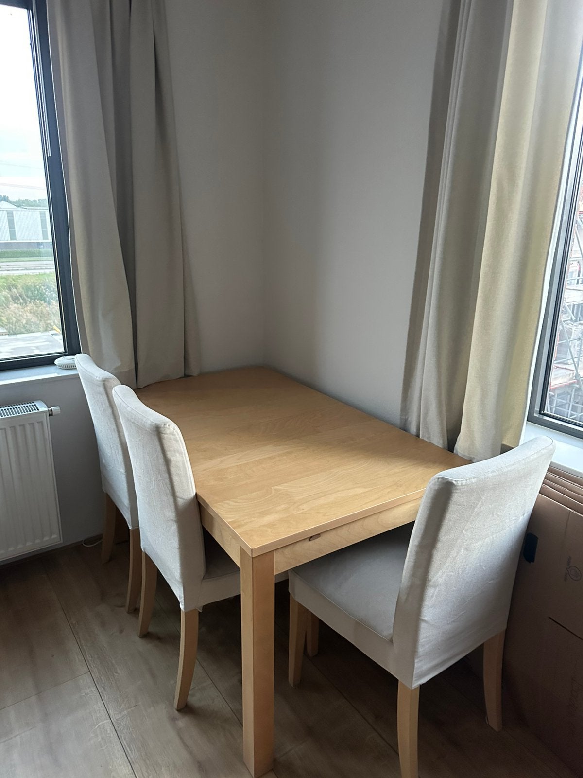 Verstelbare eettafel incl 4 stoelen