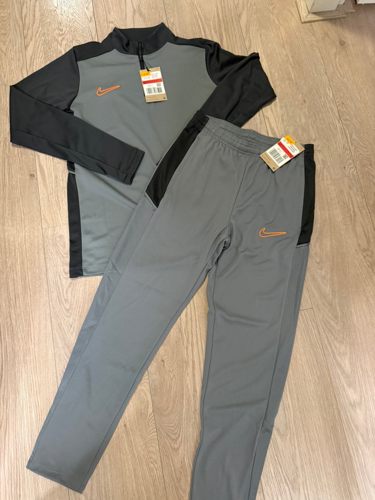Nieuw trainingspak Nike maat L/147-158cm, Ophalen, Nieuw, Jongen, Sport- of Zwemkleding