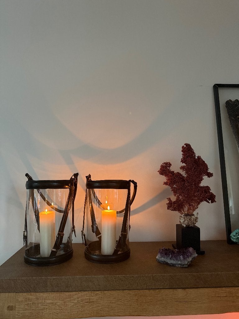 Set 2 L Eichholtz Totilas Hurricane Equestrian Lantern leer, Windlicht, 35 cm, Ophalen of Verzenden, Overige merken