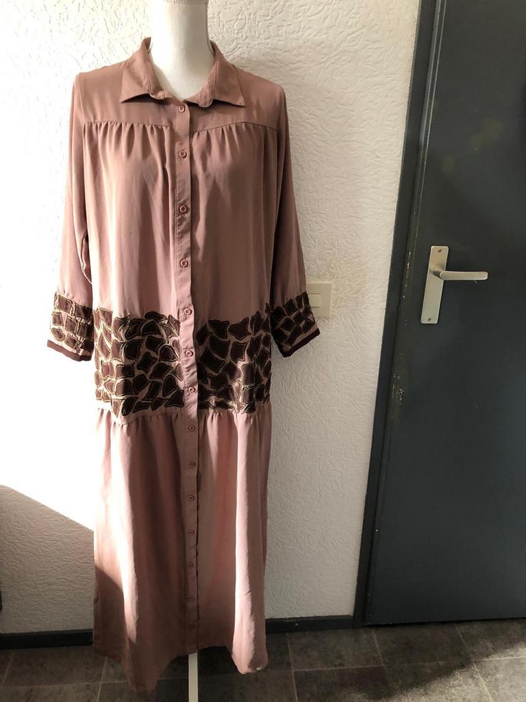Maat 2 XL / UK 16 - lange jurk met sjaal - zalmroze, Overige typen, Maat 46/48 (XL) of groter, Ophalen of Verzenden, Zo goed als nieuw
