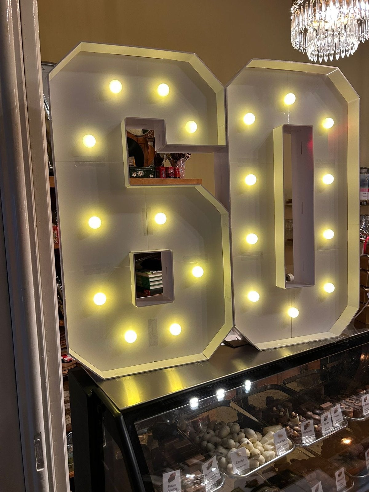 Grote verlichte '60' cijfers voor feest of evenement