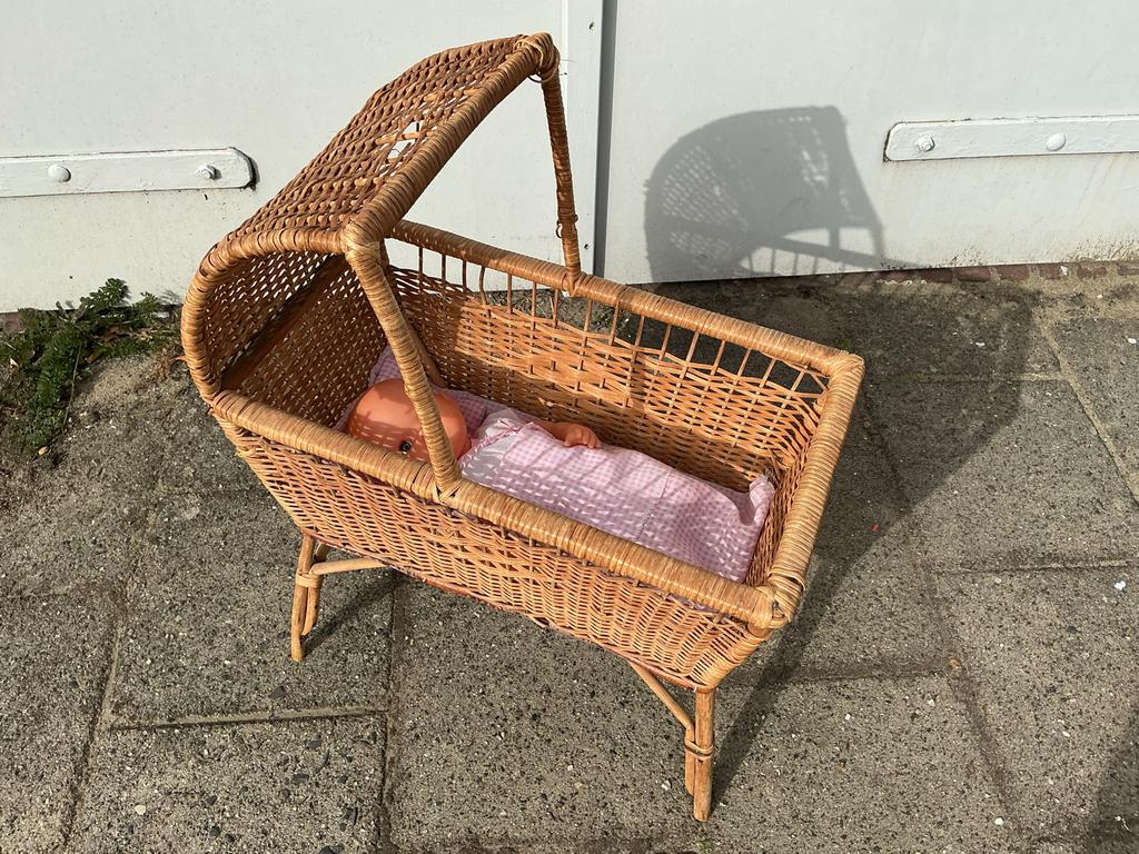 Rieten kinderwiegje met pop, Ophalen of Verzenden, Gebruikt, Babypop