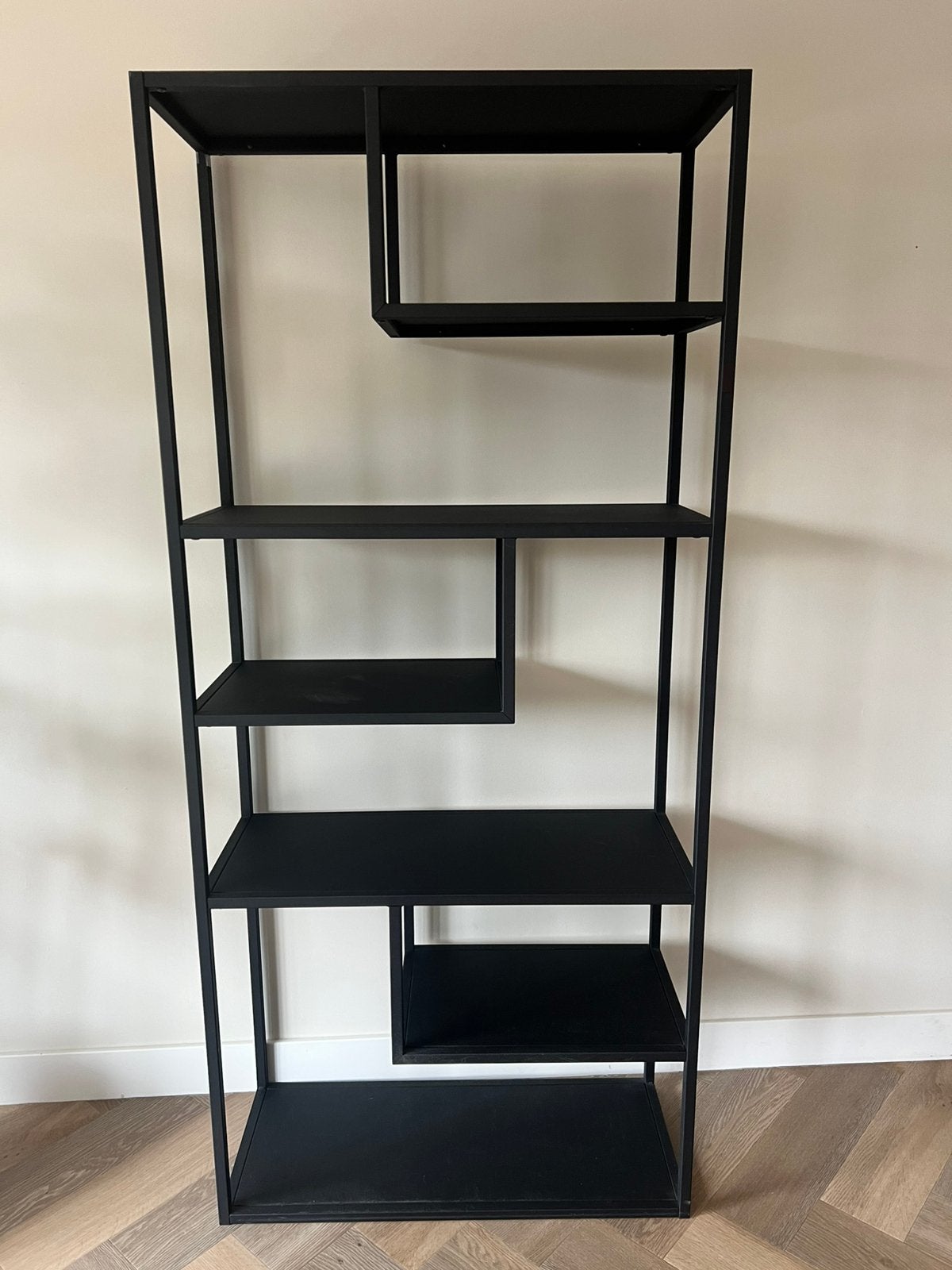 Loods5 Zwart metalen open vakkenkast/boekenkast, Huis en Inrichting, Kasten | Boekenkasten, Ophalen, Met plank(en), Gebruikt, 50 tot 100 cm