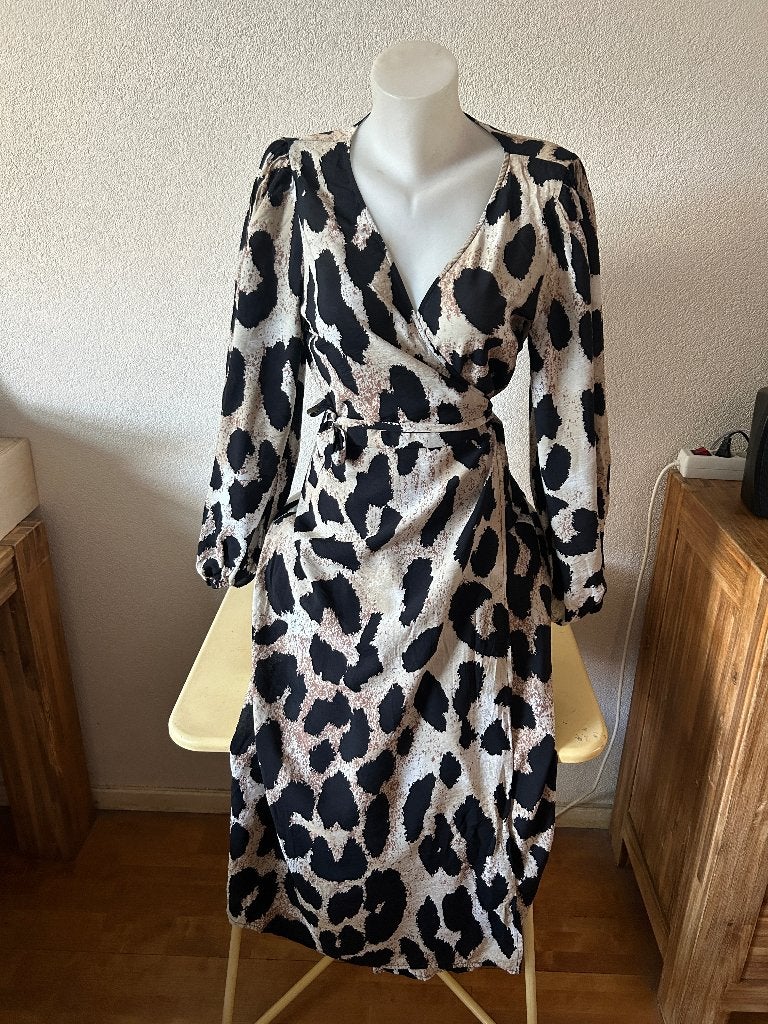 OBJECT Objleonora midi wikkeljurk luipaardprint panter - 42, Kleding | Dames, Jurken, Bruin, Ophalen of Verzenden, Zo goed als nieuw