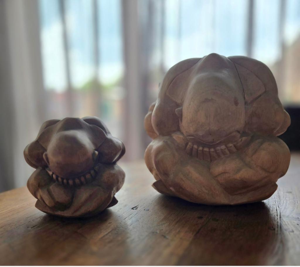 2 stuks Orang Malu, Yogiman of Huilende Boeddha HOUTSNIJWERK, Ophalen of Verzenden, Zo goed als nieuw