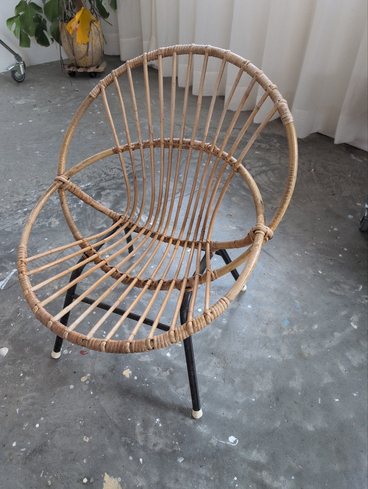 Klein rotan stoeltje met zwart metalen frame, Huis en Inrichting, Ophalen, Gebruikt, Overige kleuren, Vintage