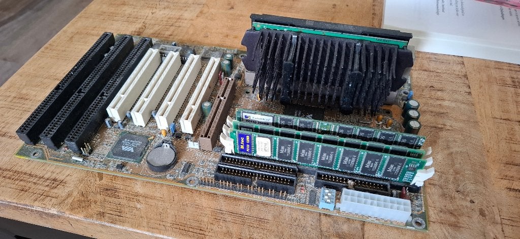 DFI PB61-V3 + Pentium III 550 + 640MB RAM, Computers en Software, Vintage Computers, Ophalen of Verzenden