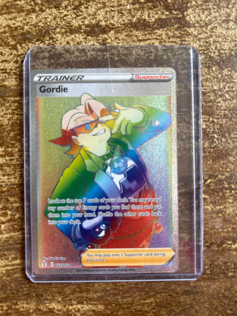 Pokémon TCG: Gordie Trainer & Rillaboom VMAX Rainbow Rare, Ophalen of Verzenden, Zo goed als nieuw, Meerdere kaarten, Foil
