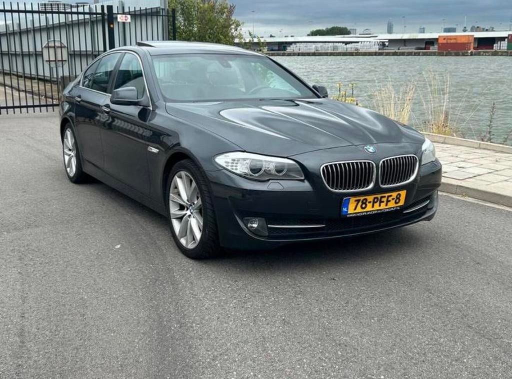 BMW 5-Serie 3.0 I 528 AUT 2011 Grijs, Auto's, BMW, Achterwielaandrijving, 2996 cc, Origineel Nederlands, Particulier