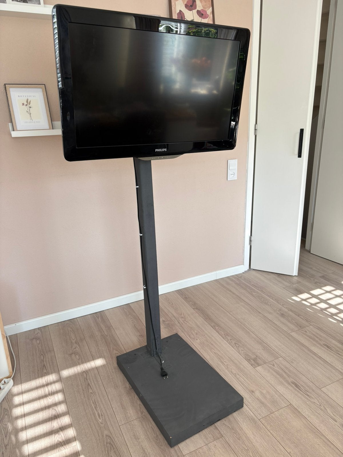 Philips TV 32 inch met staande hoge voet, Ophalen, Gebruikt