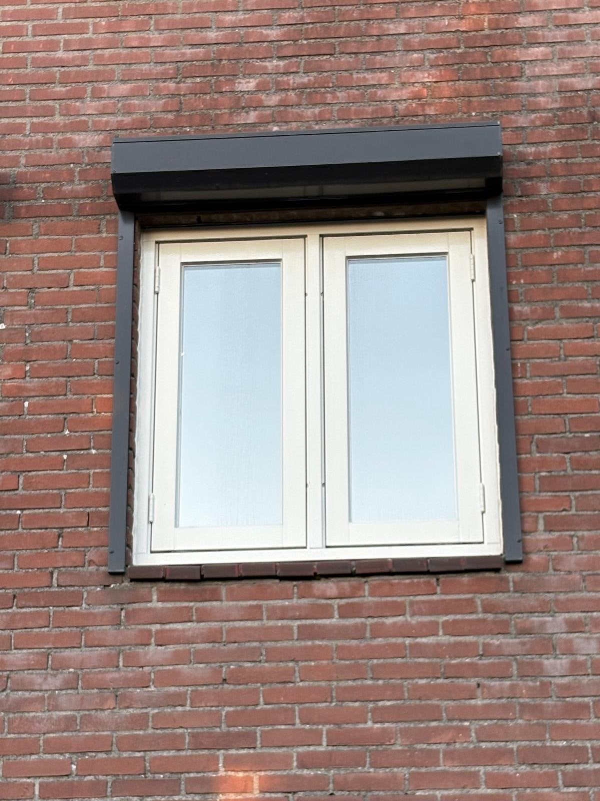 Raam met rolluik - Breedte 131,5 cm, Hoogte 120 cm, Gevelraam of Ruit, Gebruikt, 80 tot 120 cm, Ophalen of Verzenden