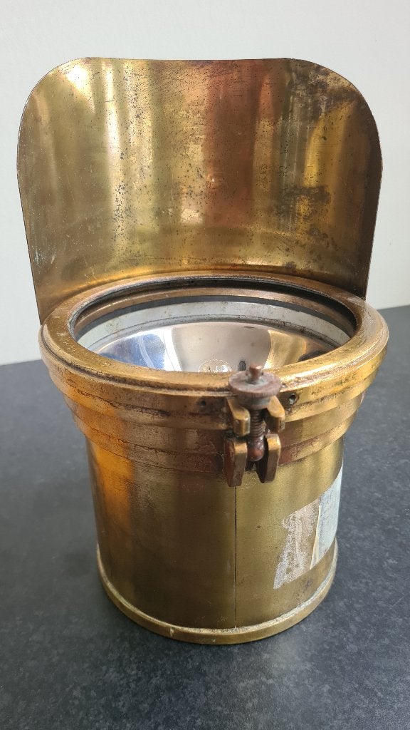 Koperen lamp, Ophalen