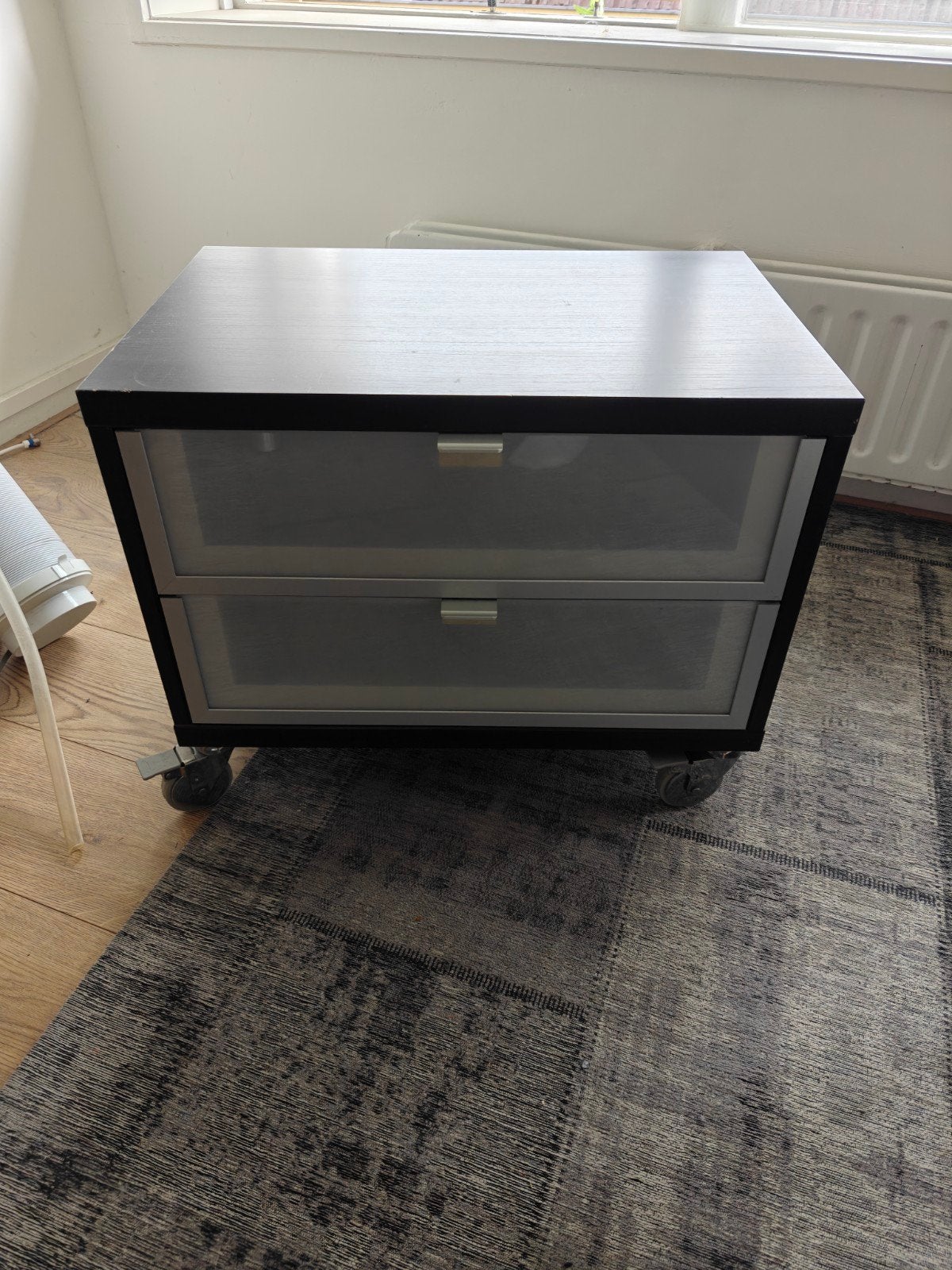 Zwart kastje met 2 lades en wieltjes (60x40x50cm), Huis en Inrichting, Kasten | Ladekasten, Ophalen