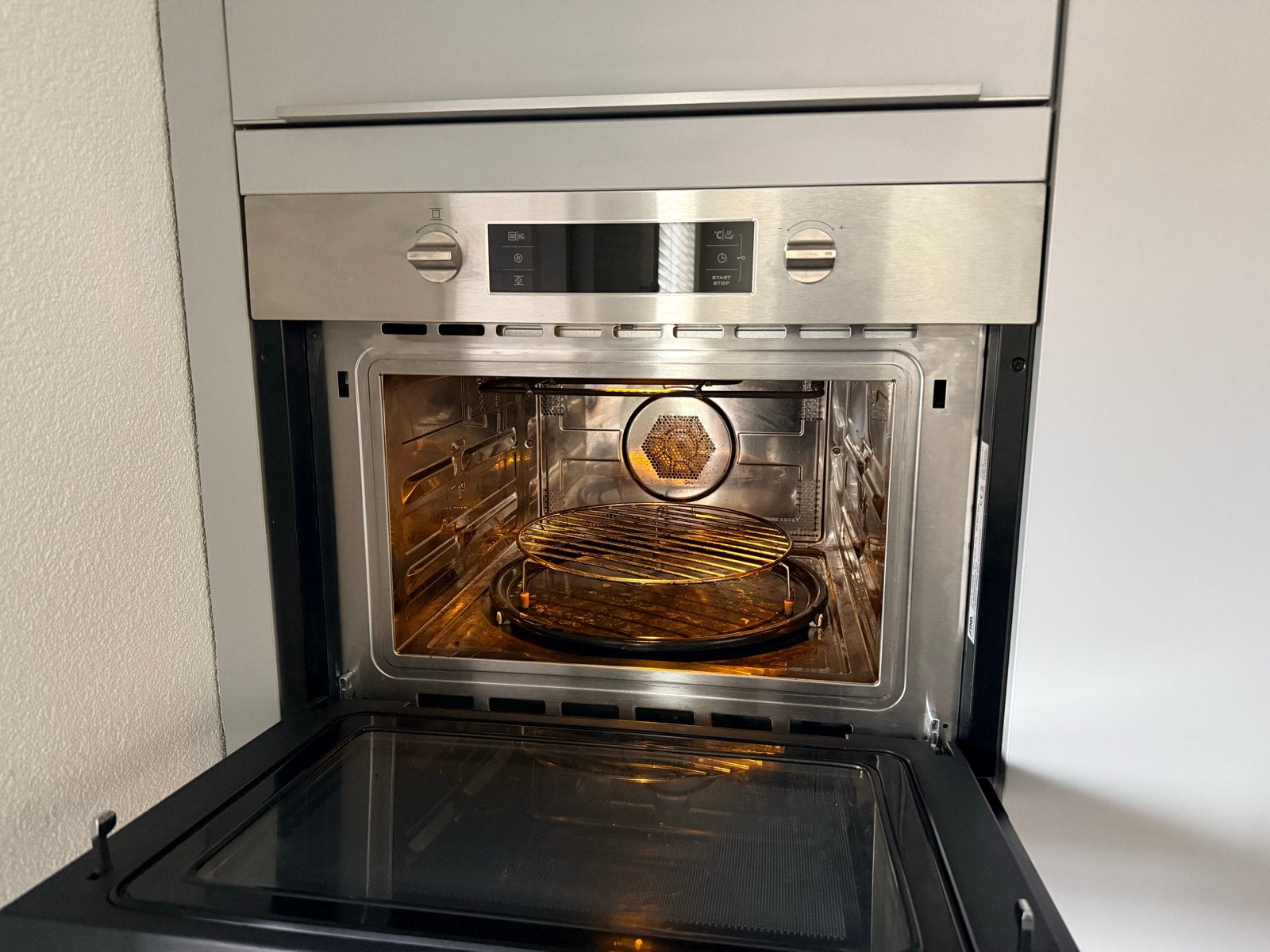Foto 7 van Moderne U-keuken met inbouwapparatuur