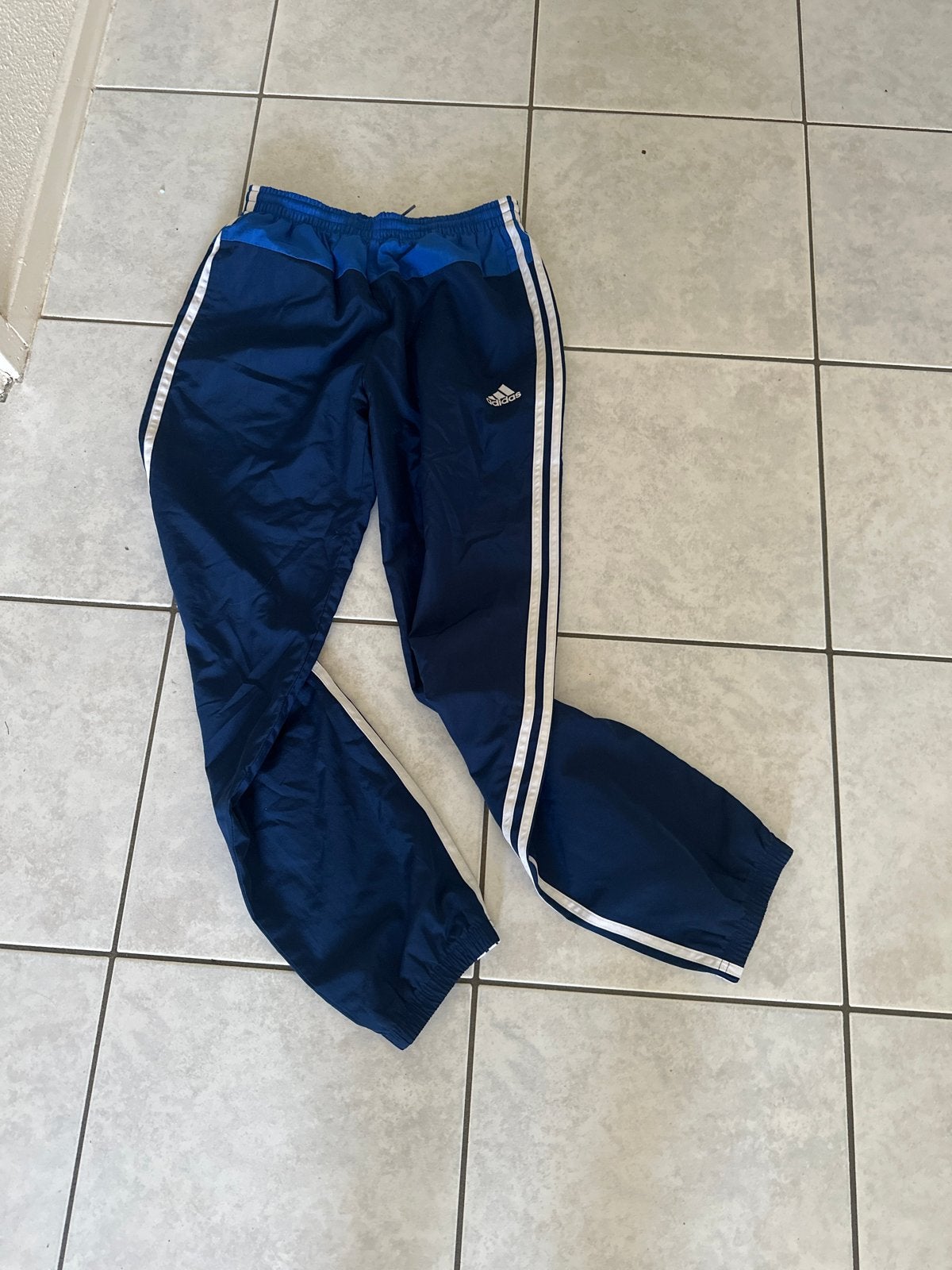 Adidas trainingsbroek - Blauw met witte strepen, Maat 38/40 (M), Blauw, Overige typen, Ophalen of Verzenden