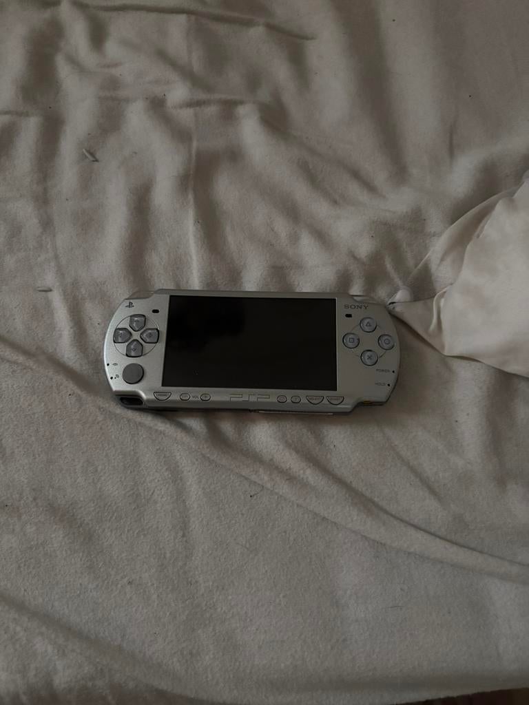 Psp met 3 games en oplader, Ophalen of Verzenden, Zo goed als nieuw, PSP