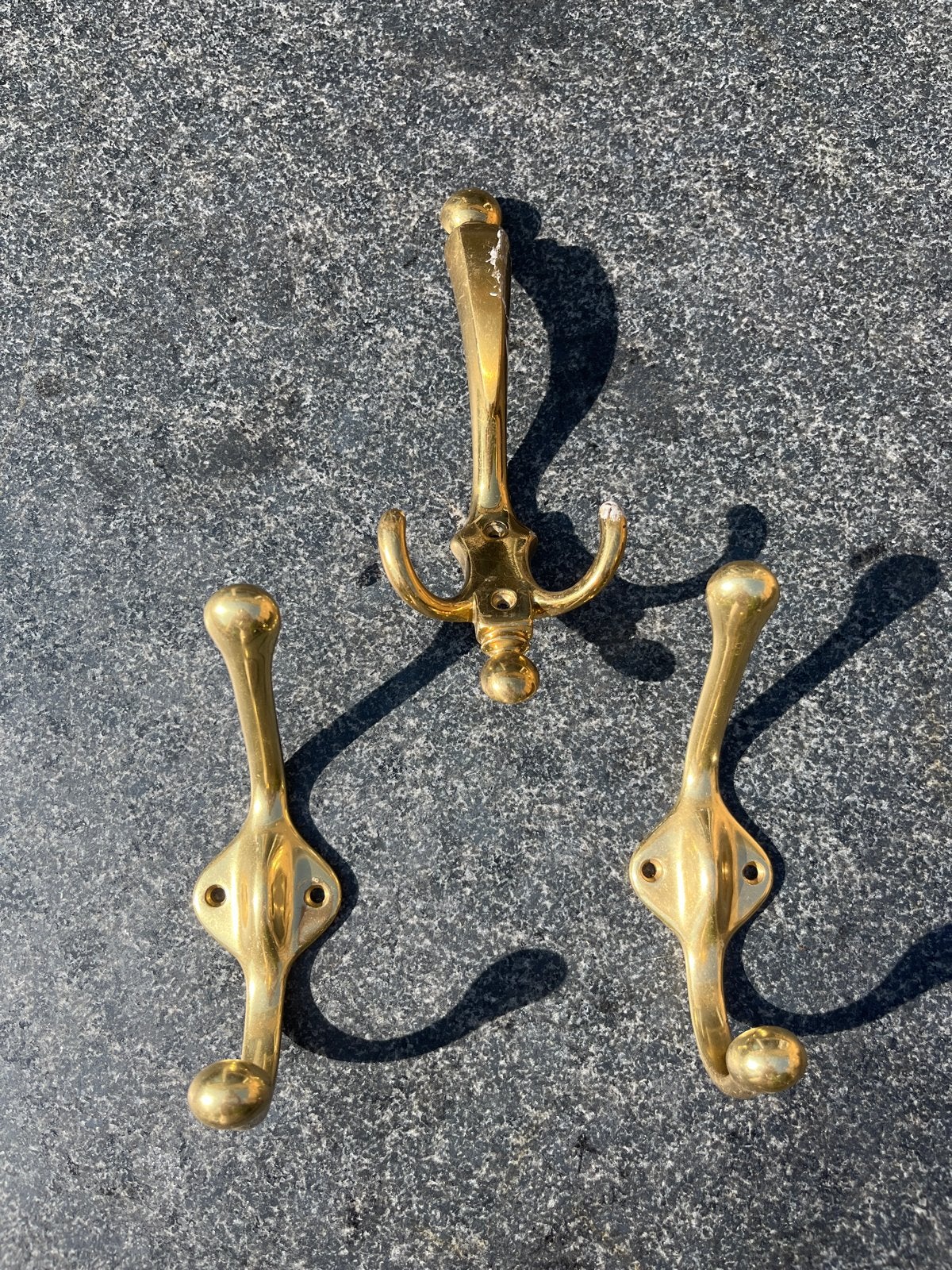 Set van 3 messing wandhaken / kapstokhaken, Gebruikt, Wandhaken, Ophalen of Verzenden, Minder dan 100 cm