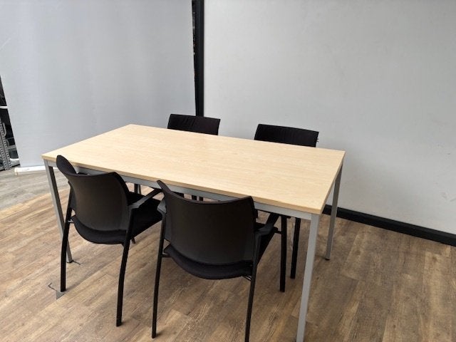 Simpele kantine tafel – licht eiken, Ophalen, In hoogte verstelbaar, Gebruikt