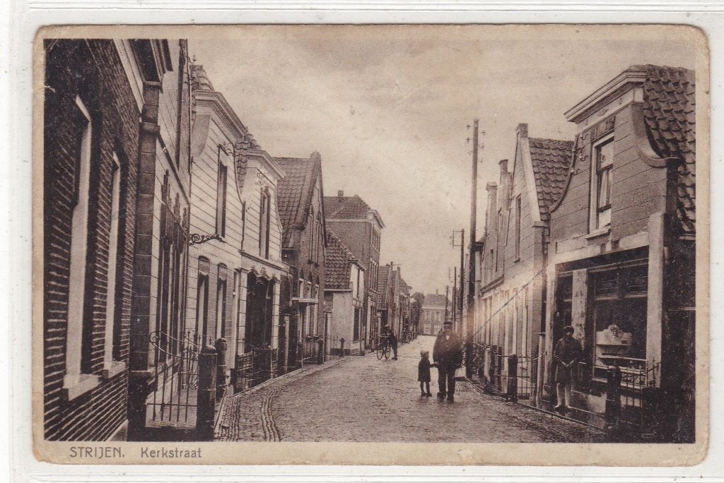 Strijen-Kerkstraat circa 1925, Ophalen of Verzenden, 1920 tot 1940, Gelopen, Zuid-Holland