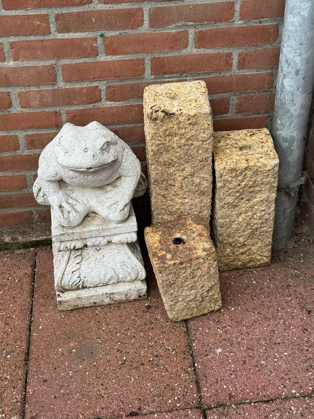 Tuinornamenten: 3 stenen, kikker, pomp, slangen, opvangbak, Tuin en Terras, Ophalen, Gebruikt, Steen, Dierenbeeld