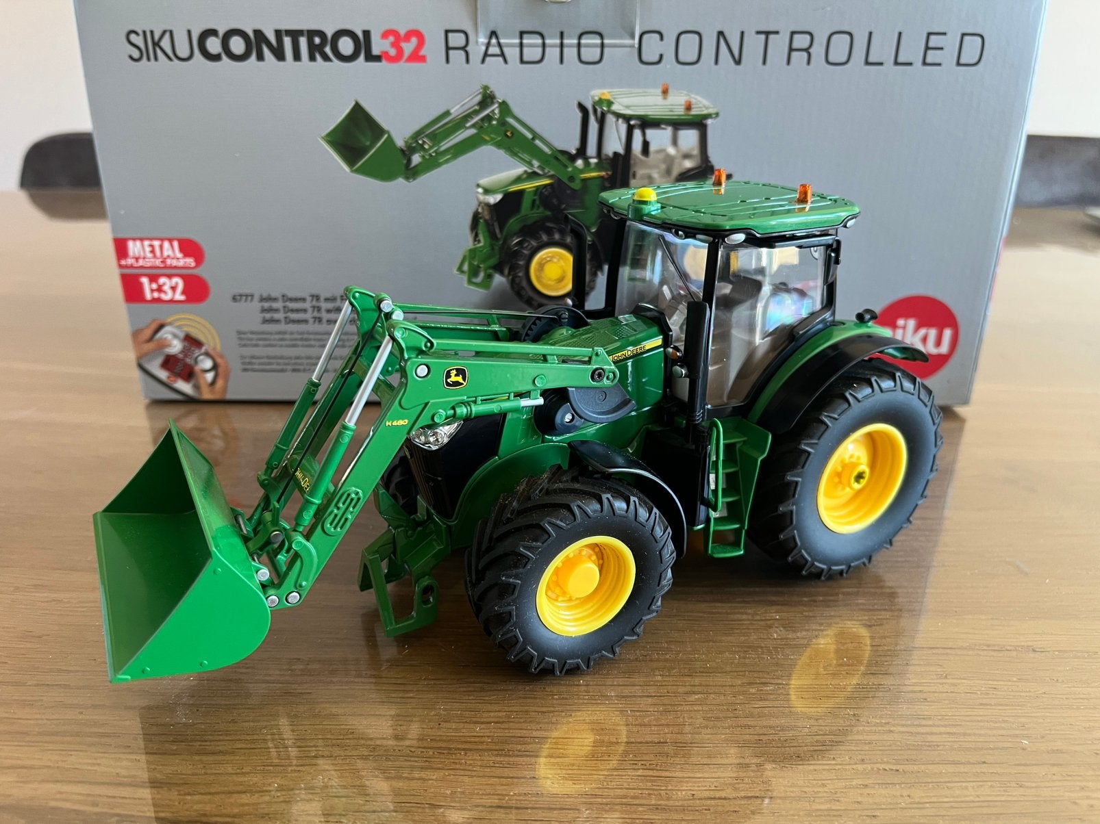 John Deere 7280 R tractor met voorlader Siku Control 6777, Hobby en Vrije tijd, Ophalen of Verzenden, Nieuw, Tractor of Landbouw