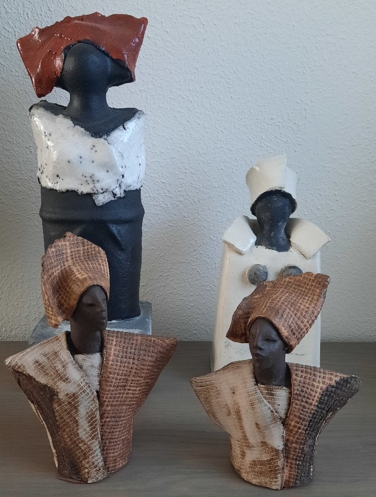 4 Keramische beelden van Afrikaanse vrouwen, Ophalen of Verzenden, 20 - 50 cm, Steen of Keramiek, Beeld