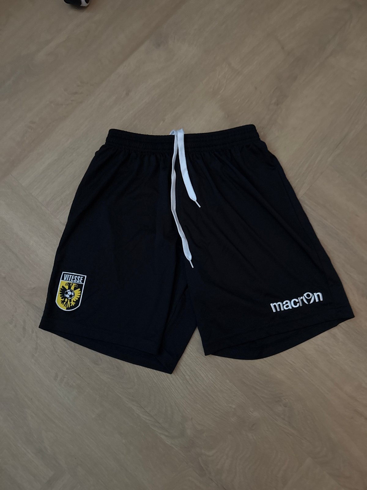 Vitesse Macron sportbroekje maat S - Origineel en als nieuw, Sport en Fitness, Voetbal, Maat S, Ophalen of Verzenden, Zo goed als nieuw
