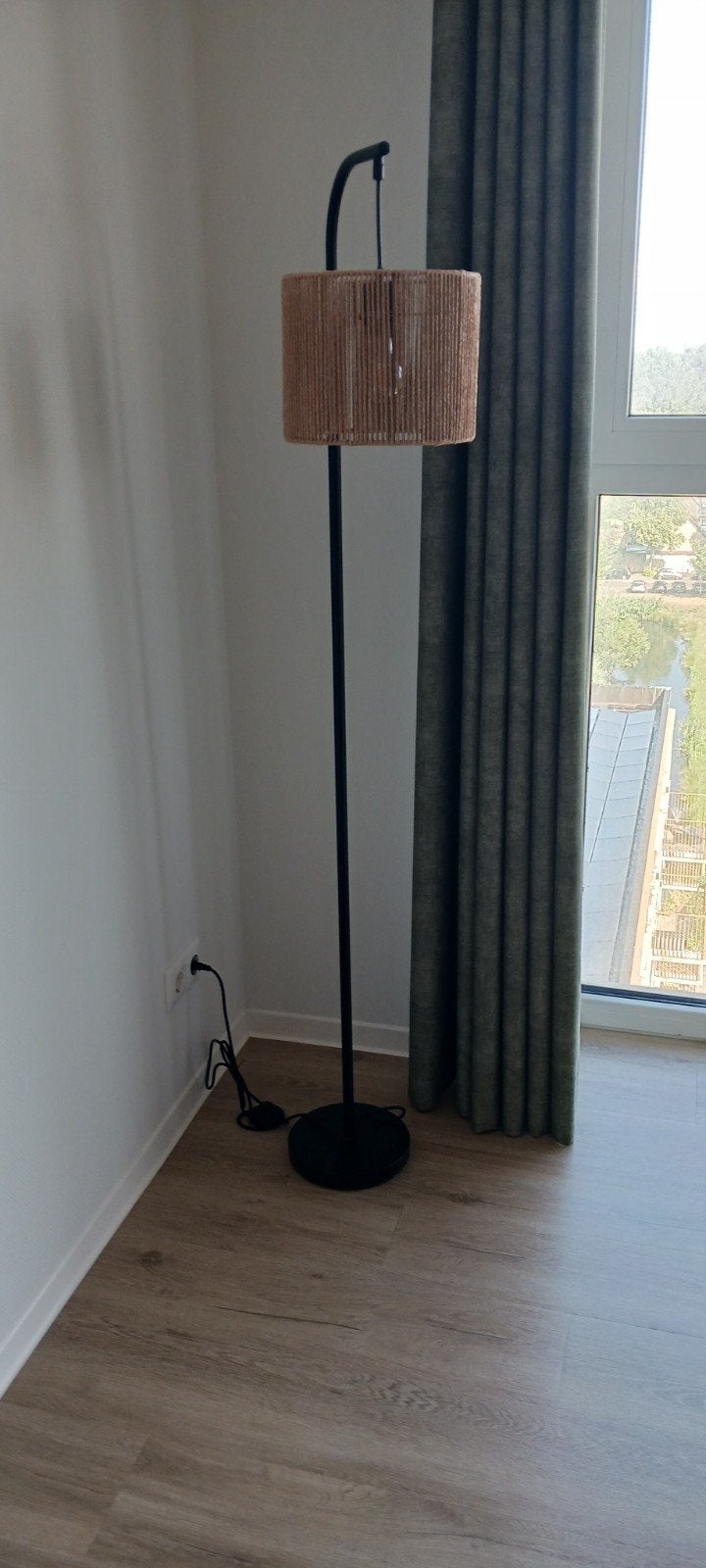 Moderne zwarte vloerlamp met touw-lampenkap, Huis en Inrichting, Lampen | Vloerlampen, Nieuw, Metaal, Modern, 150 tot 200 cm