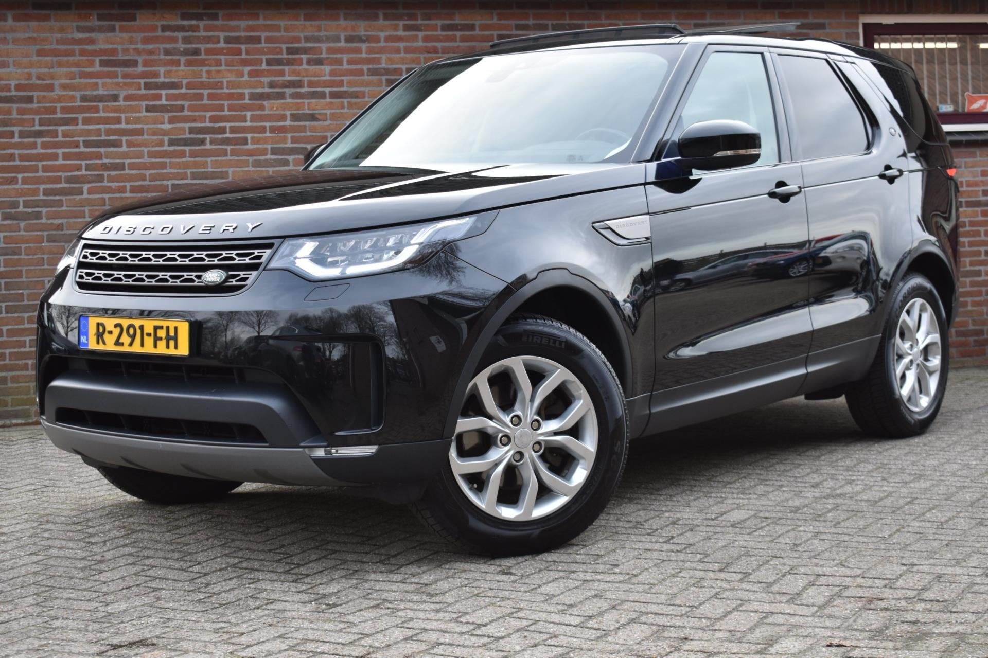 Land Rover Discovery 2.0 Sd4 HSE Luxury '18 Pano LED Clima L, Automaat, Gebruikt, 4 cilinders, Zwart
