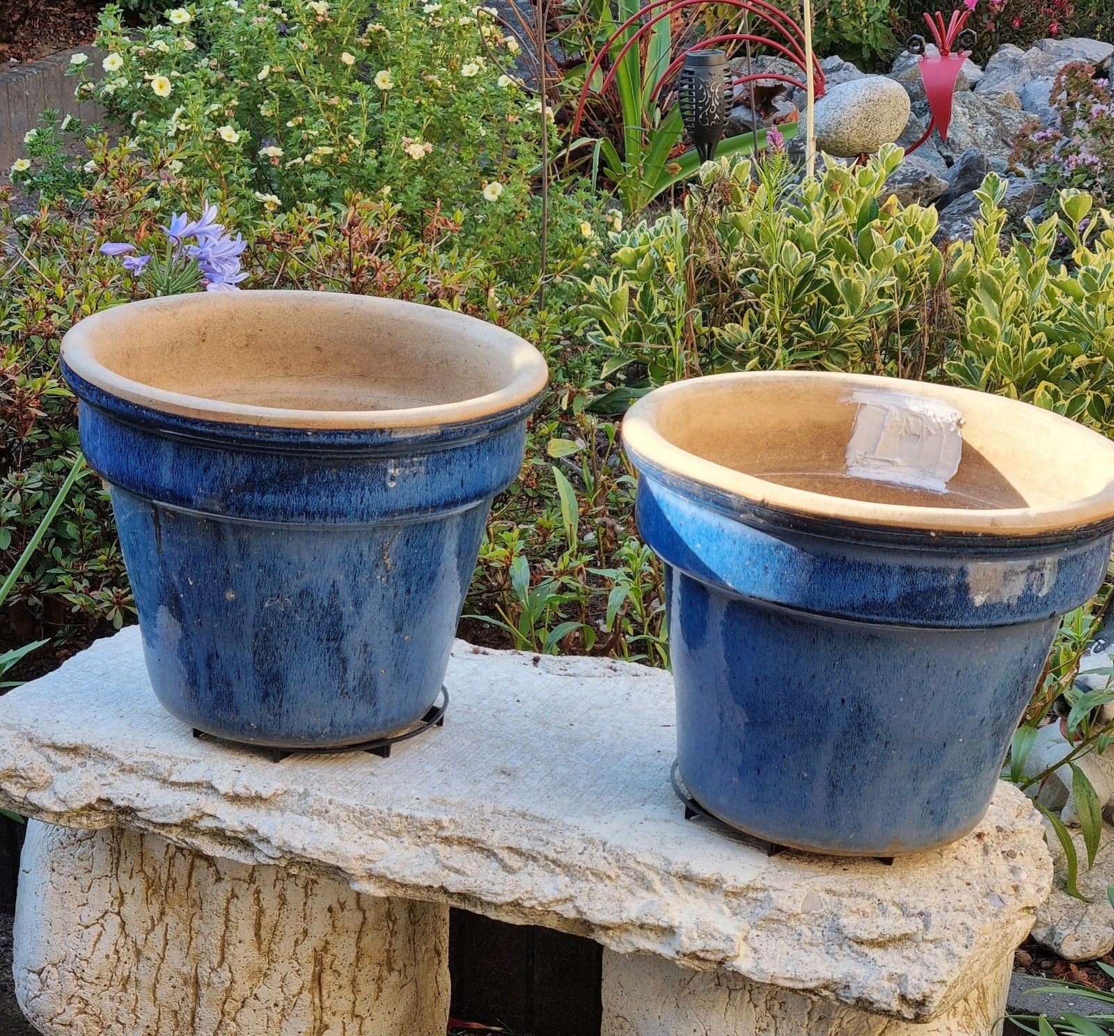 2 licht blauwe bloempotten diam.  32/28 cm, Steen, Gebruikt, Rond, Balkon