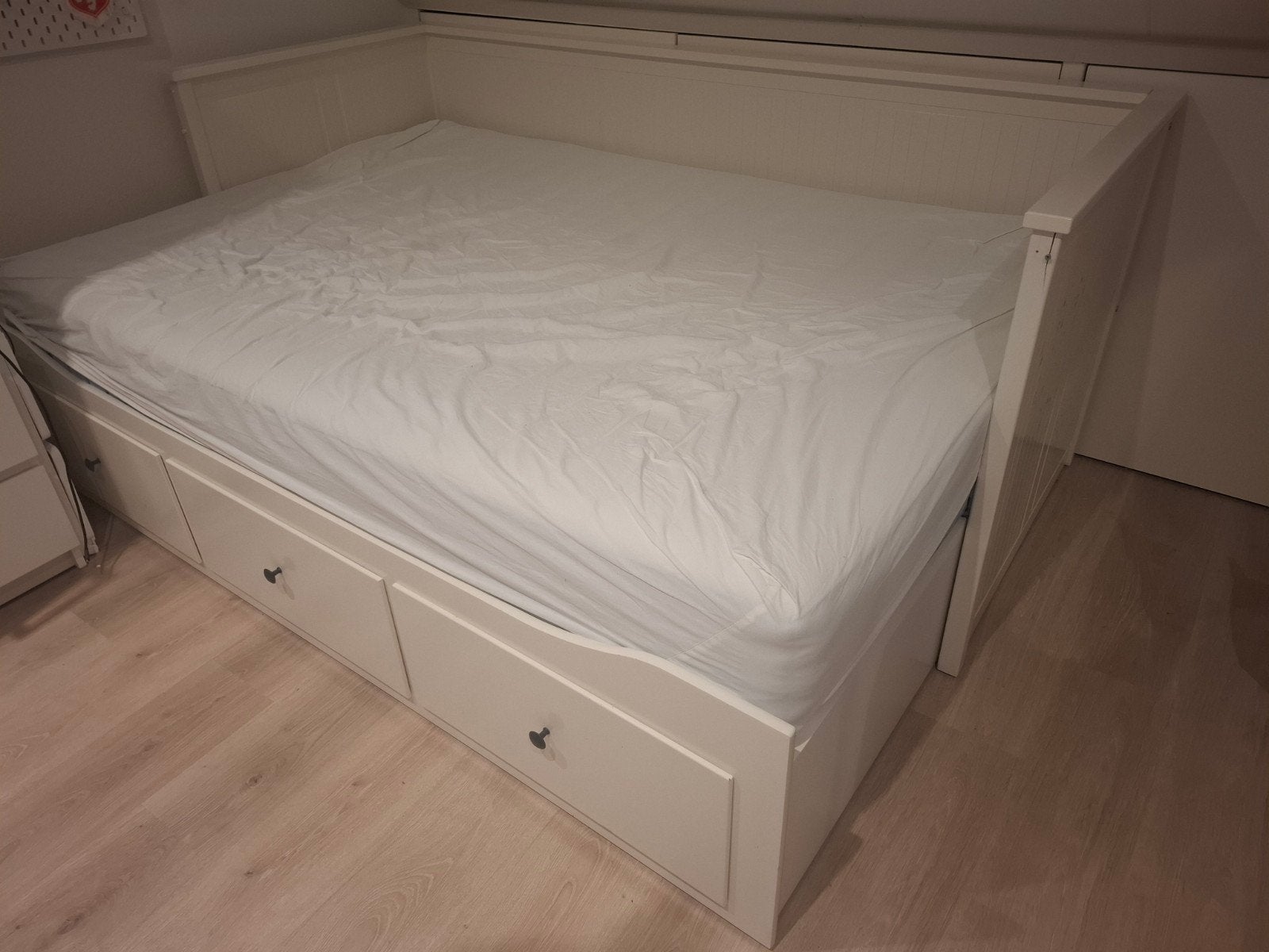 IKEA Hemnes Bedbank - Wit, Huis en Inrichting, Slaapkamer | Bedden, Ophalen, Modern, Scandinavisch, Wit, Tweepersoons