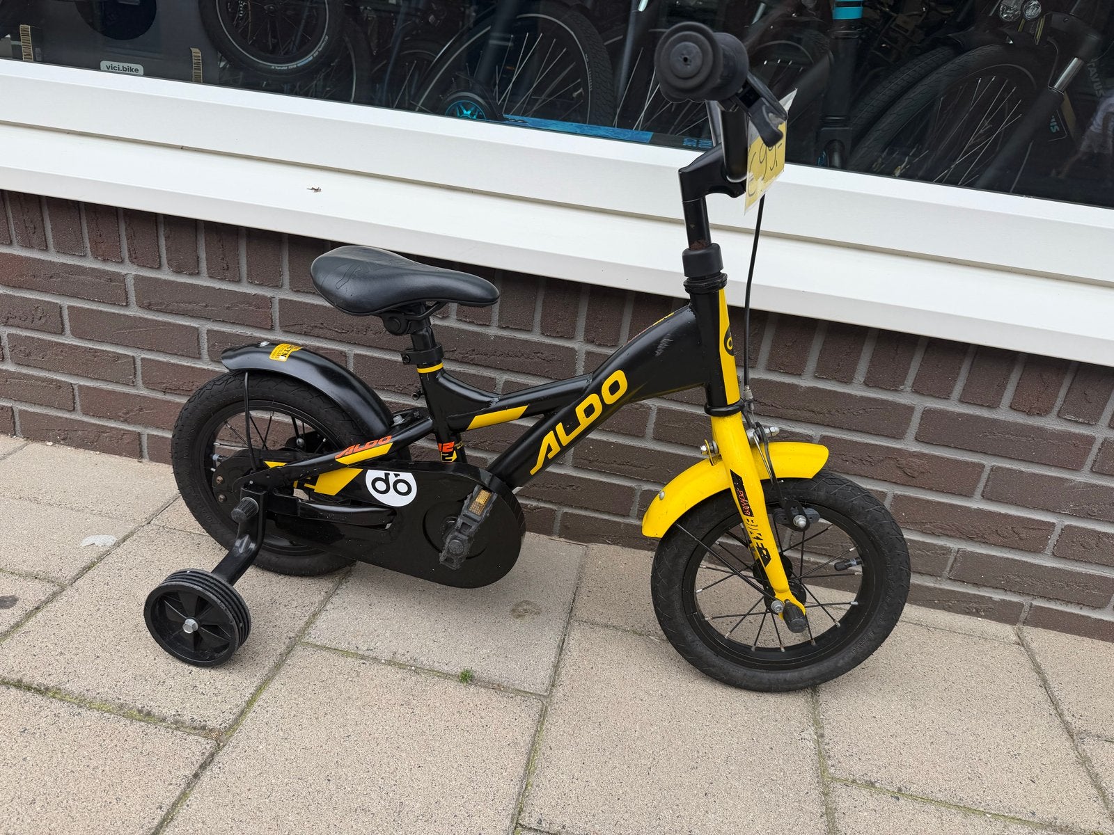 Aldo 12 inch jongensfiets zwart/geel met zijwieltjes, Terugtraprem, Zijwieltjes, Gebruikt, 0000xx