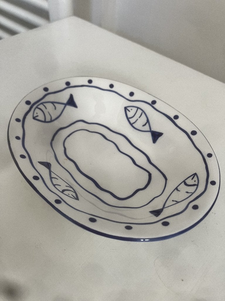 Serveerschaaltje met blauwe handgeschilderde vismotieven, Ophalen of Verzenden, Overige stijlen, Aardewerk, Schaal of Schalen