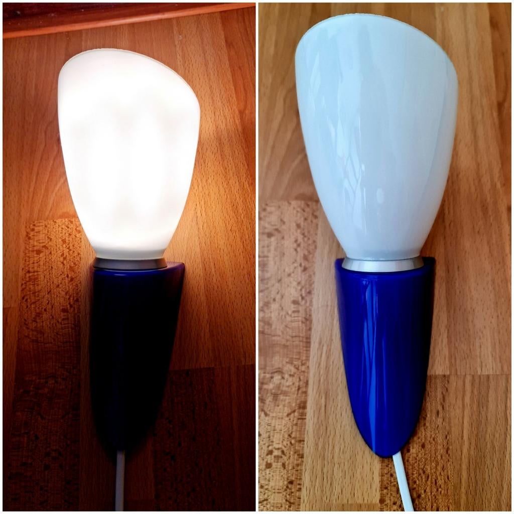 Wandlamp muurlamp Dijkstra witglas met cobalt blauw glas , Huis en Inrichting, Lampen | Wandlampen, Ophalen, Zo goed als nieuw